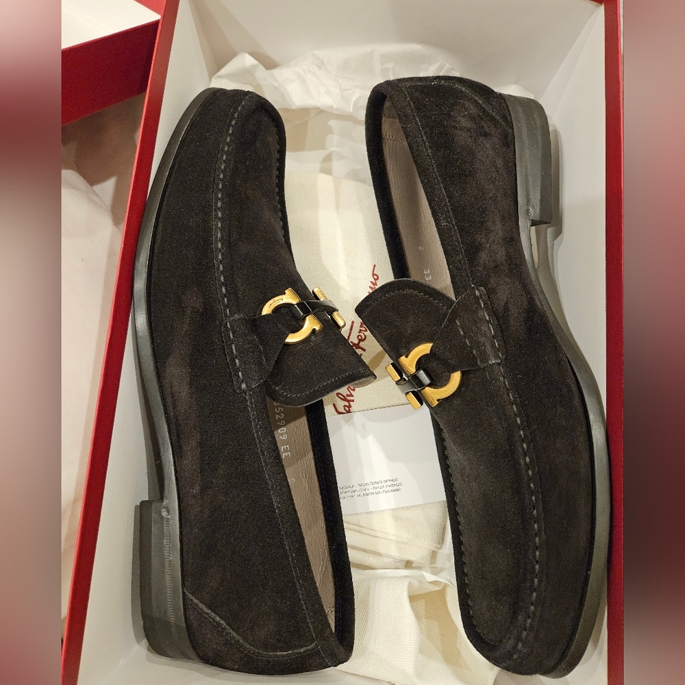 Preowned authentic salvatore ferragamo nero suede loafers size 9